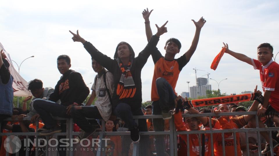 Meskipun sudah terlewat beberapa hari dari tanggal kelahiran Jakmania, 19 Desember, suporter Persija Jakarta tetap semangat untuk merayakan acara ini.